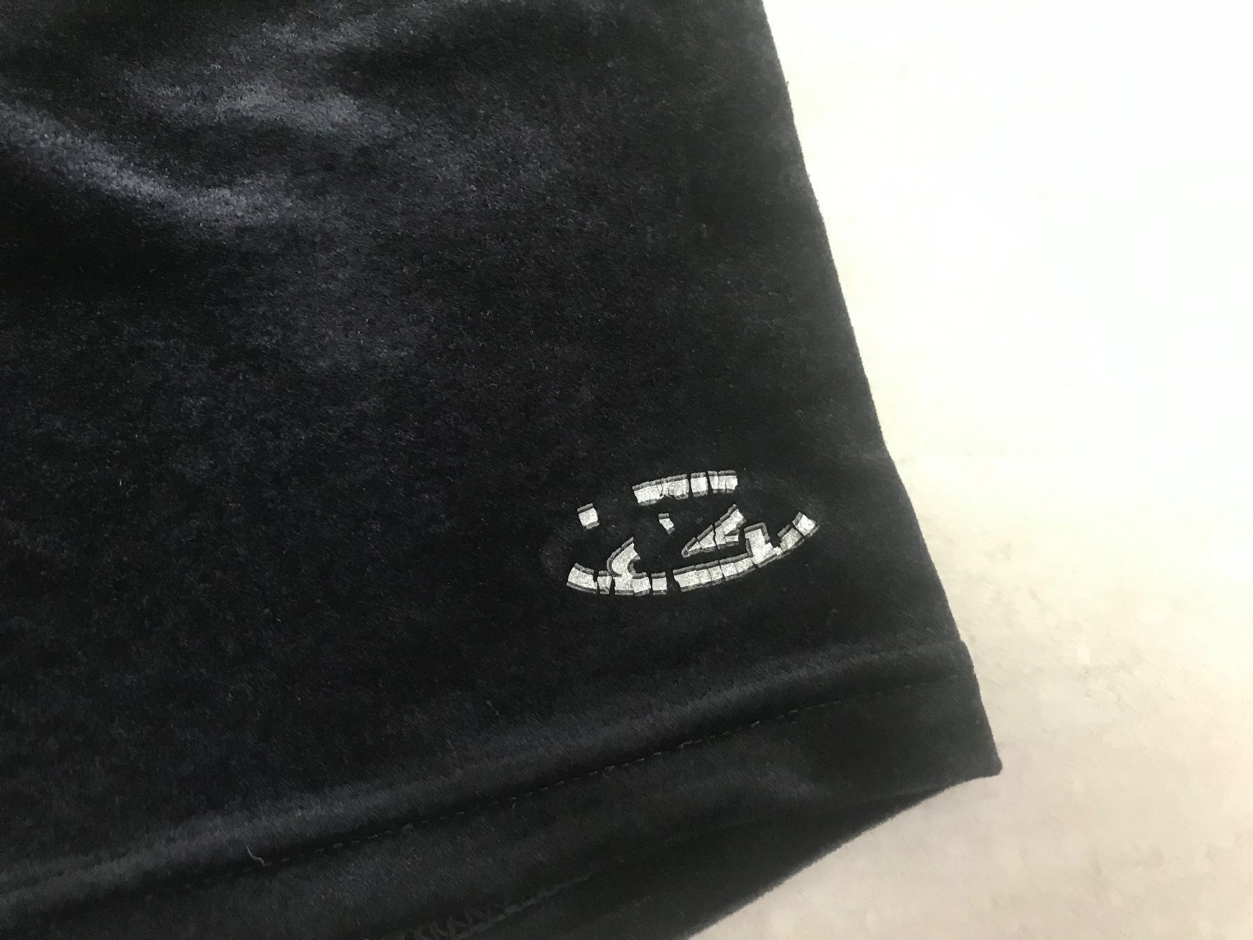 Pantaloni: Shorts schwarzer samtlook Gr.152-164 – Usato da Wädenswil venduto da JJ15 1