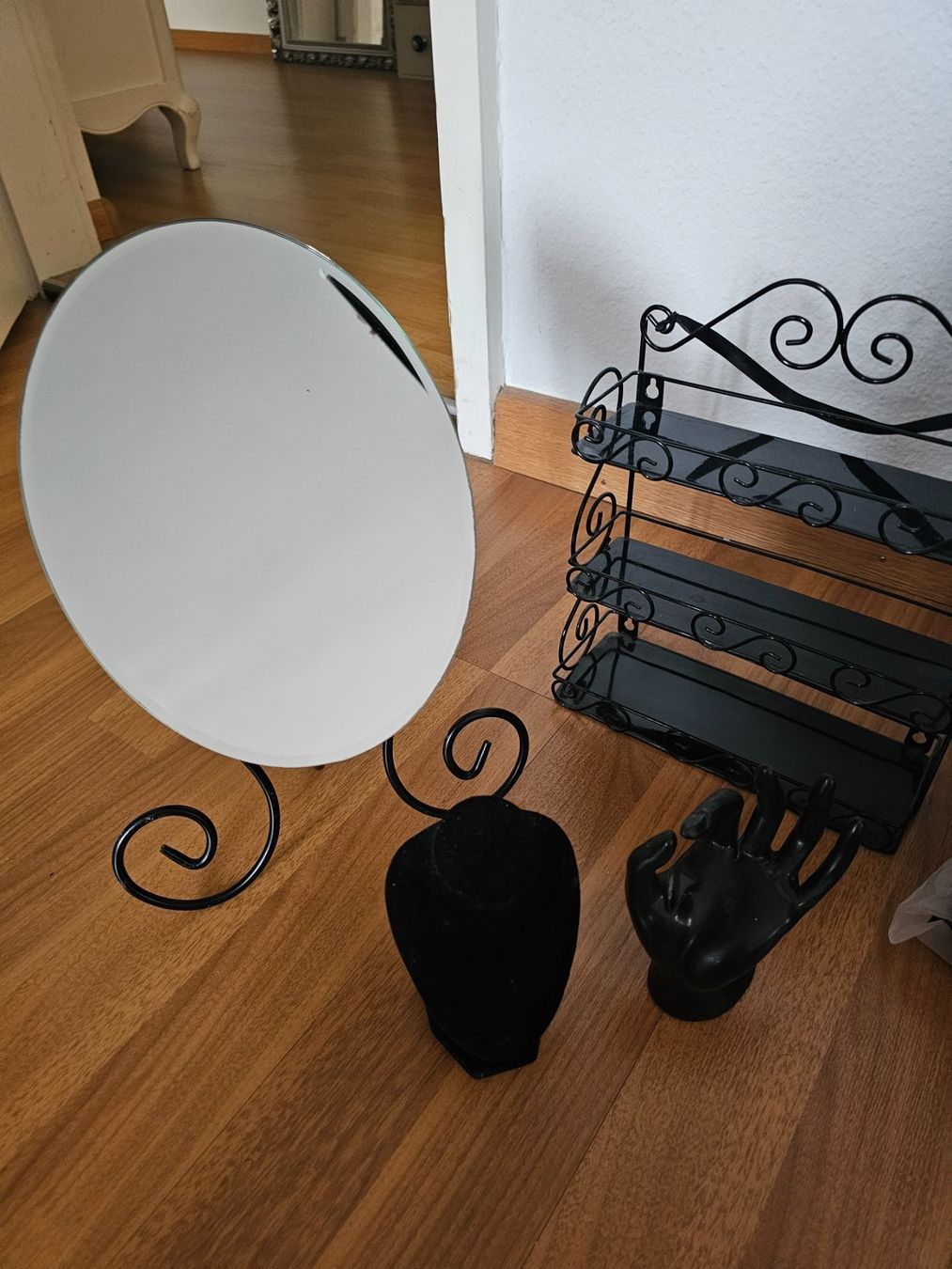 Tutte le decorazioni: Spiegel und Schmuck Accsessoire Set – Usato da Basel venduto da NyGrow 1