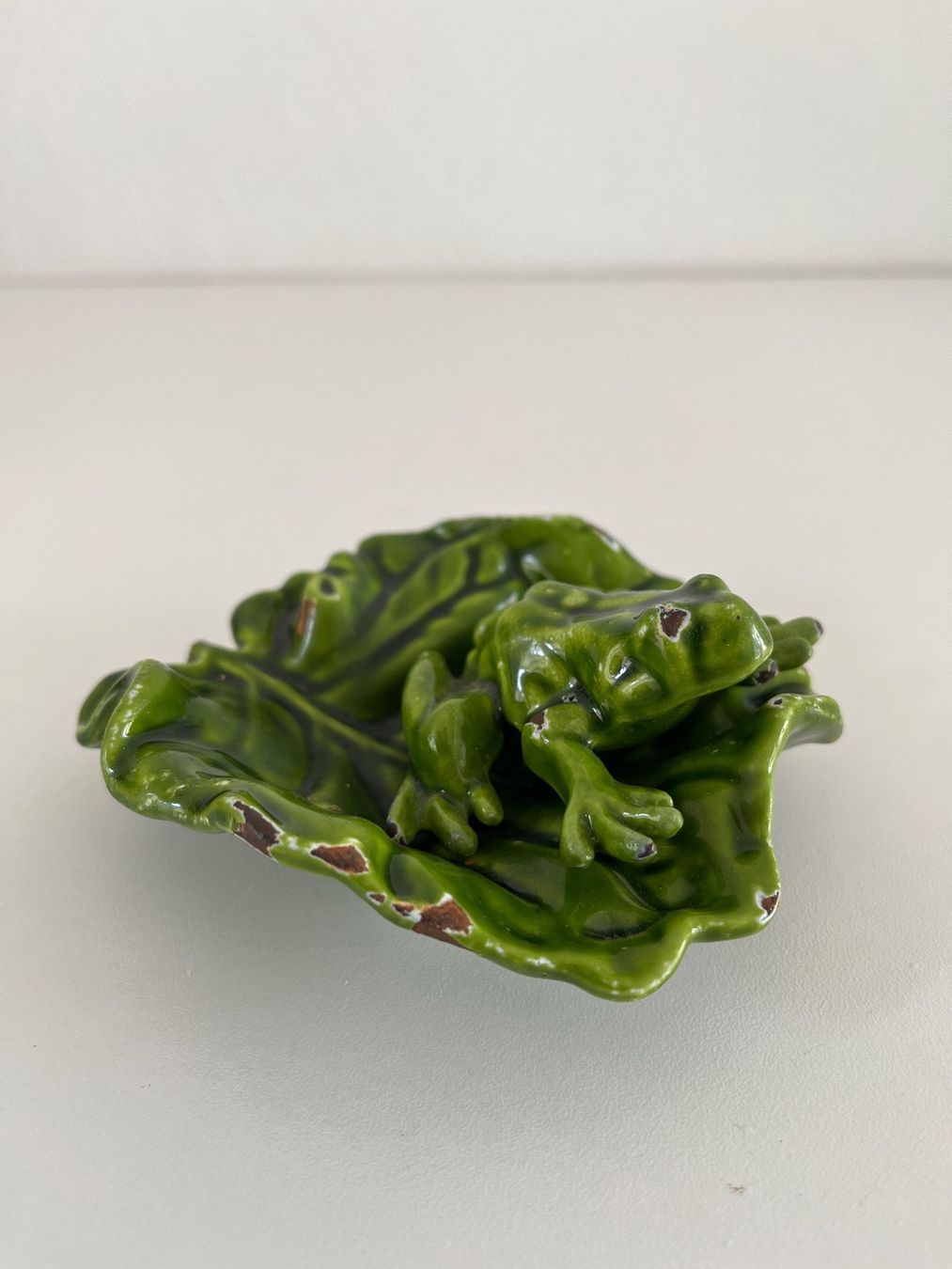 Figuren: alter Frosch mit Blatt / Gusseisen emailliert – Gebraucht aus Wetzikon ZH von seli03