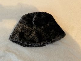 Warmer Winter-Fellhut mit Leopardenmuster, neuwertig!