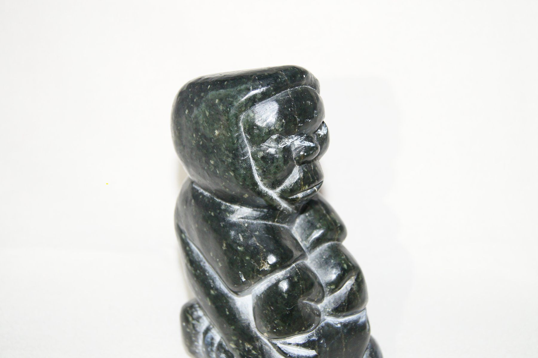 Statuette: Kniende, eingemummte Eskimo-/Inuitfrau - Naturstein – Usato da Geroldswil venduto da ARTEFACTO 1