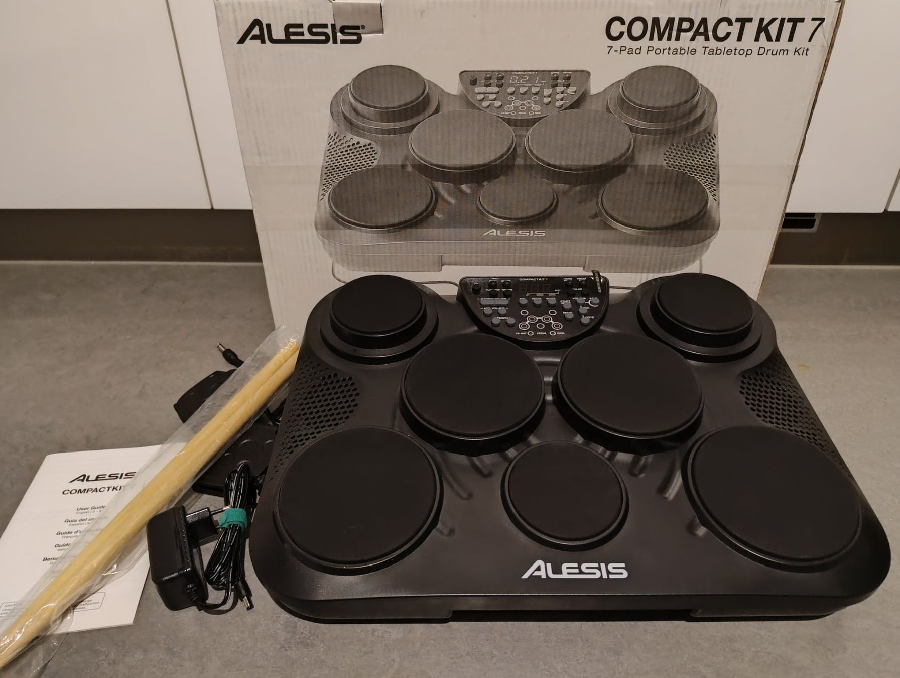 Alesis Musikinstrumente: Alesis CompactKit 7 Tabletop-Drum-Kit – Neu (gemäss Beschreibung) aus Beckenried von SCHEMA79 1