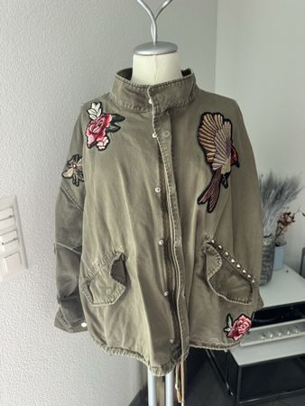 Khaki Jacke mit Stickereien, Grösse M