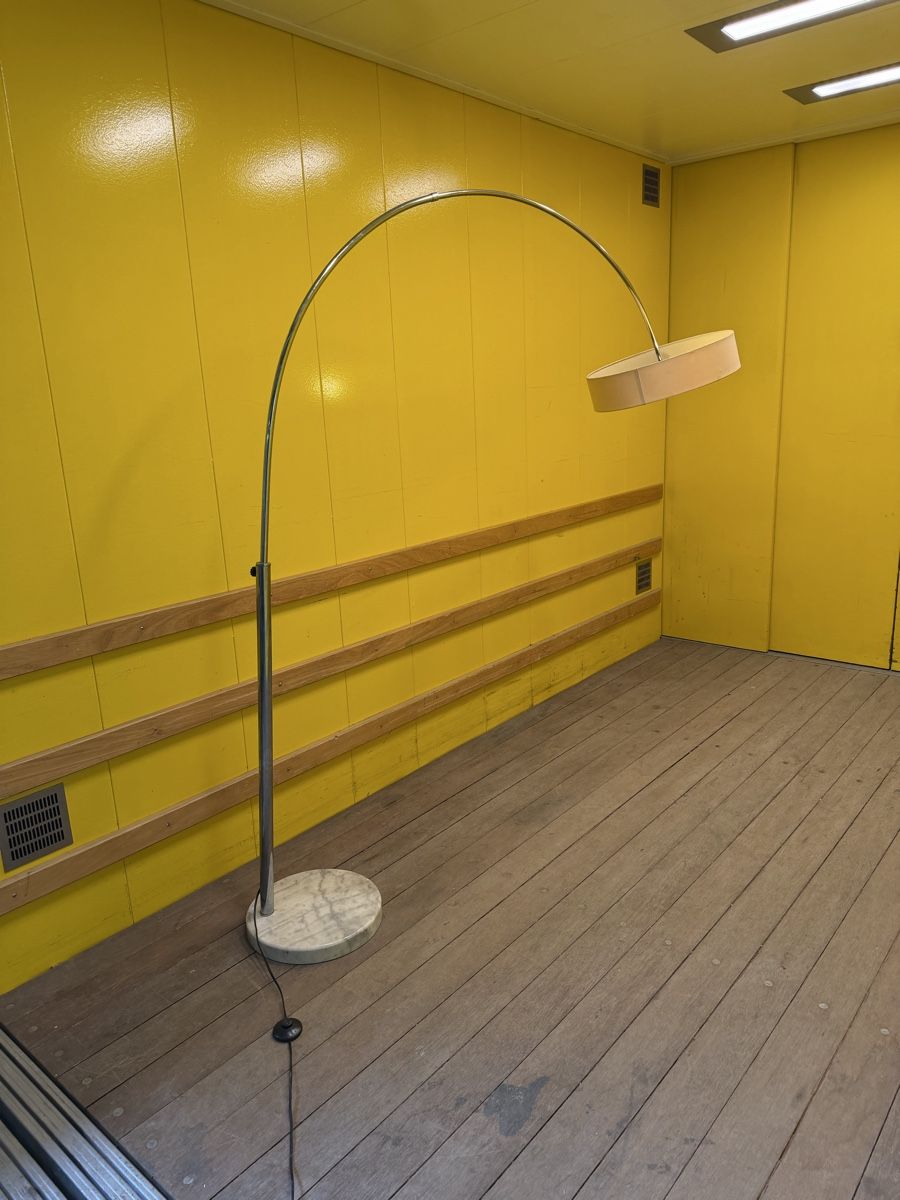 Lampen: Bogenlampe, Marmorfuss, Chromstahl – Gebraucht aus Strengelbach von RaenAntikDesign
