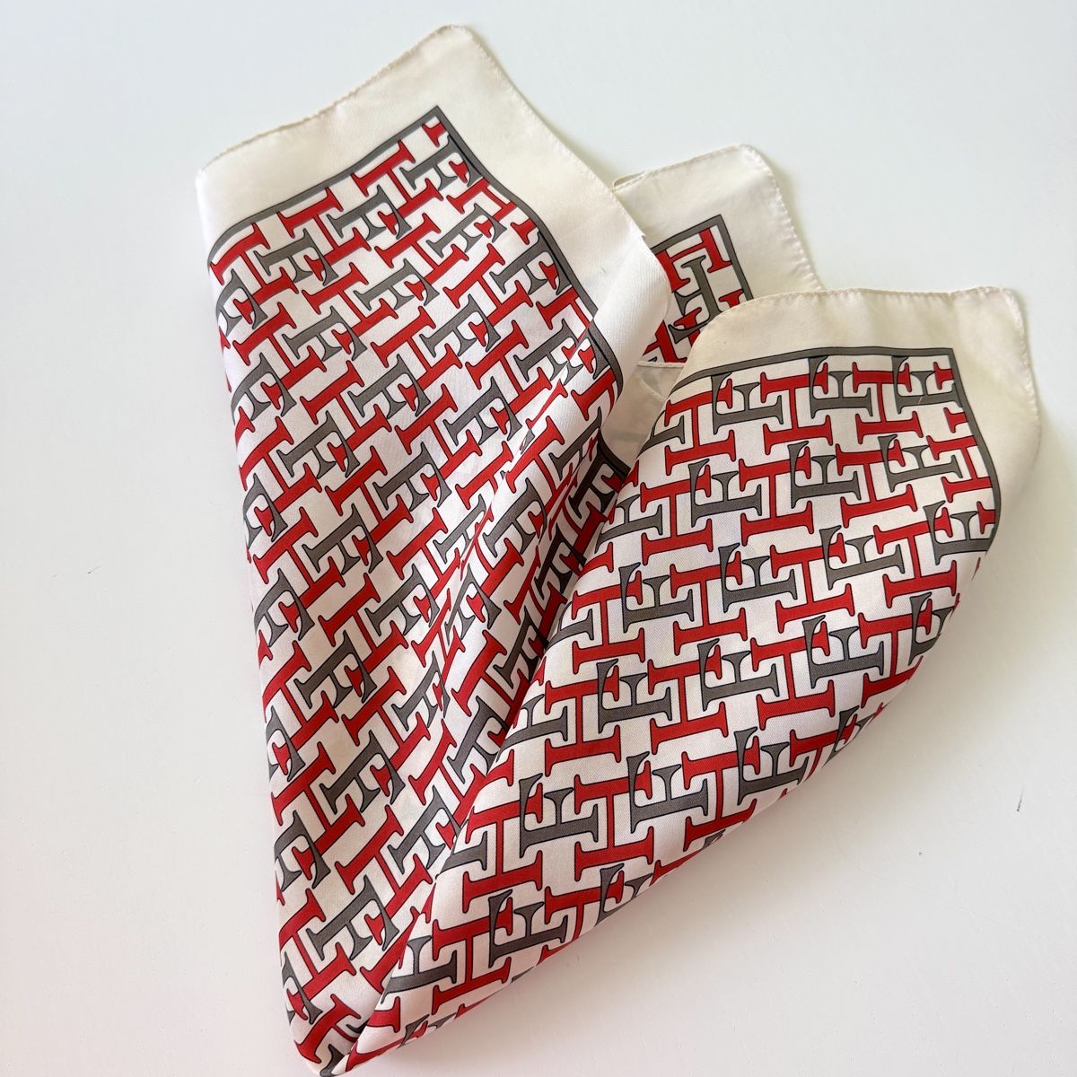 Hemisphere Foulards, Tücher & Schals: HEMISPHERE Silk Scarf – Gebraucht aus Freienbach von Avviivva_Shop 1