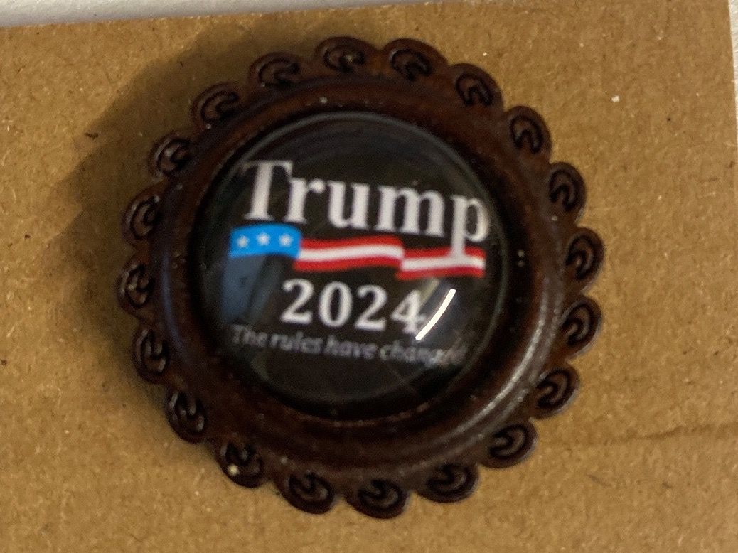 Broches & Aiguilles: BROCHE - DONALD TRUMP 2024 – Neuf (Voir description) à Le Brassus par cinema13 1