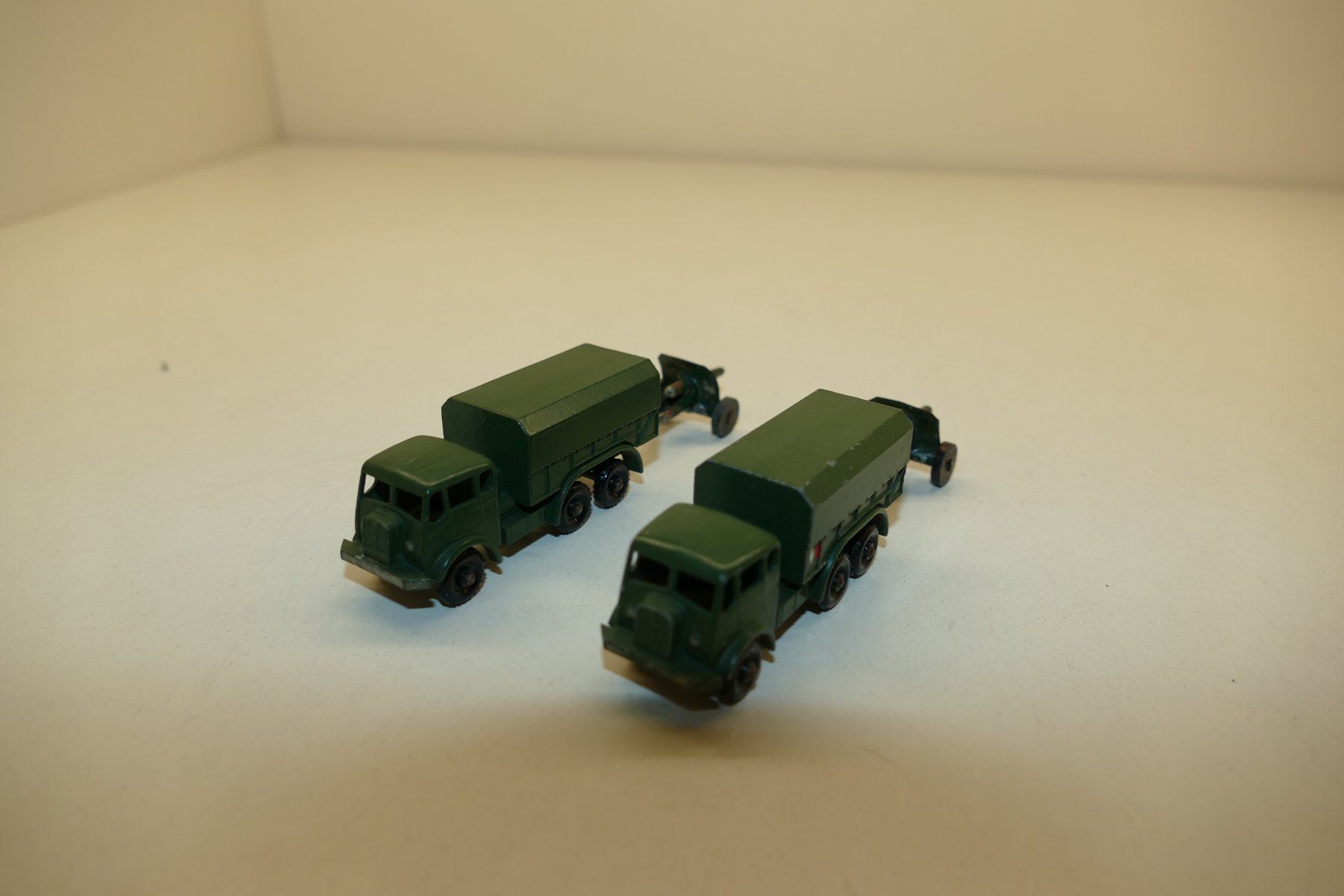 Lesney Modellini d'auto: Lesney: 2xGeneral Service Lorry mit Kanonen – Usato da Niederhasli venduto da rail-duerst 1