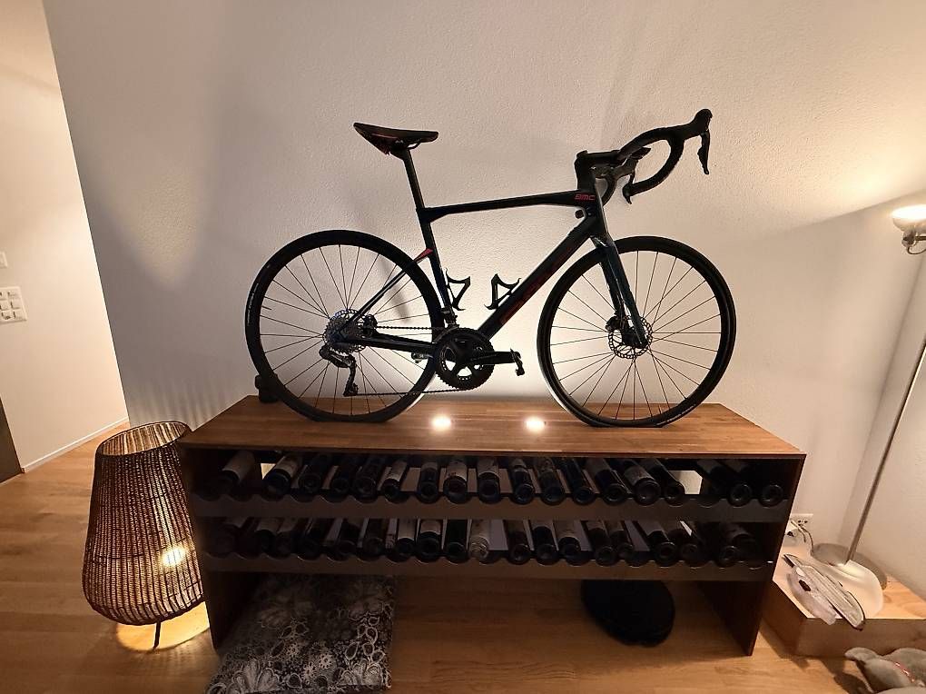 Regale: Weinregal mit Fahrradhalterung – Gebraucht aus Galgenen von barbara_b