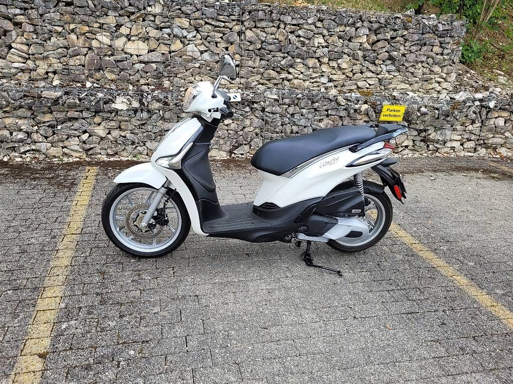 Piaggio Strada: Roller Piaggio Liberty 125 ABS weiss neuwertig – Usato da Schaffhausen venduto da 0607 3