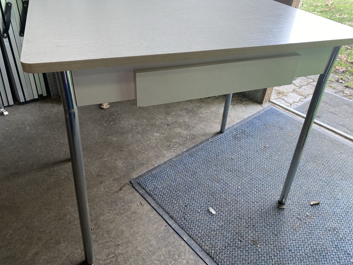 Tavoli: Küchentisch hellgrau, stabil – Usato da Hunzenschwil venduto da Smiles 5