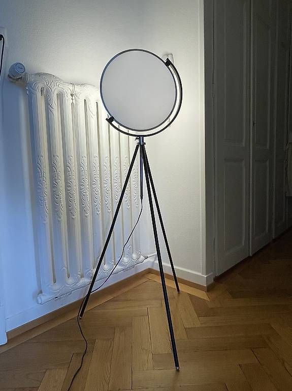 Lampade: Lampadaire design LED sur trépied – Usato da Lausanne venduto da generation 1
