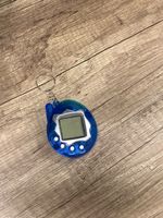 Tamagotchi virtuelles Haustier, blau, Keychain, gebraucht