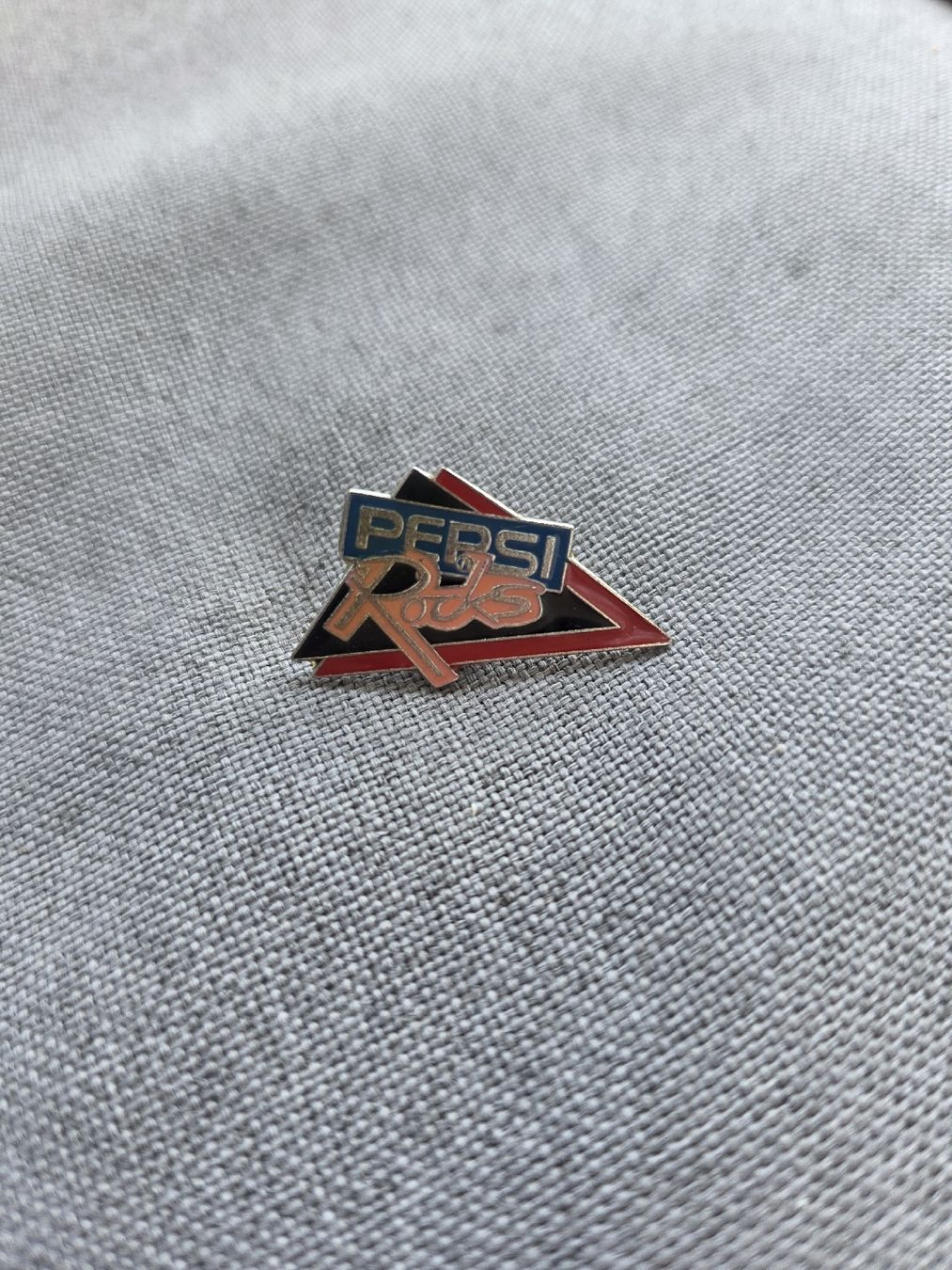 Spille & Fermagli: Anstecknadel Pepsi Rocks Logo  – Usato da Schötz venduto da corrado82