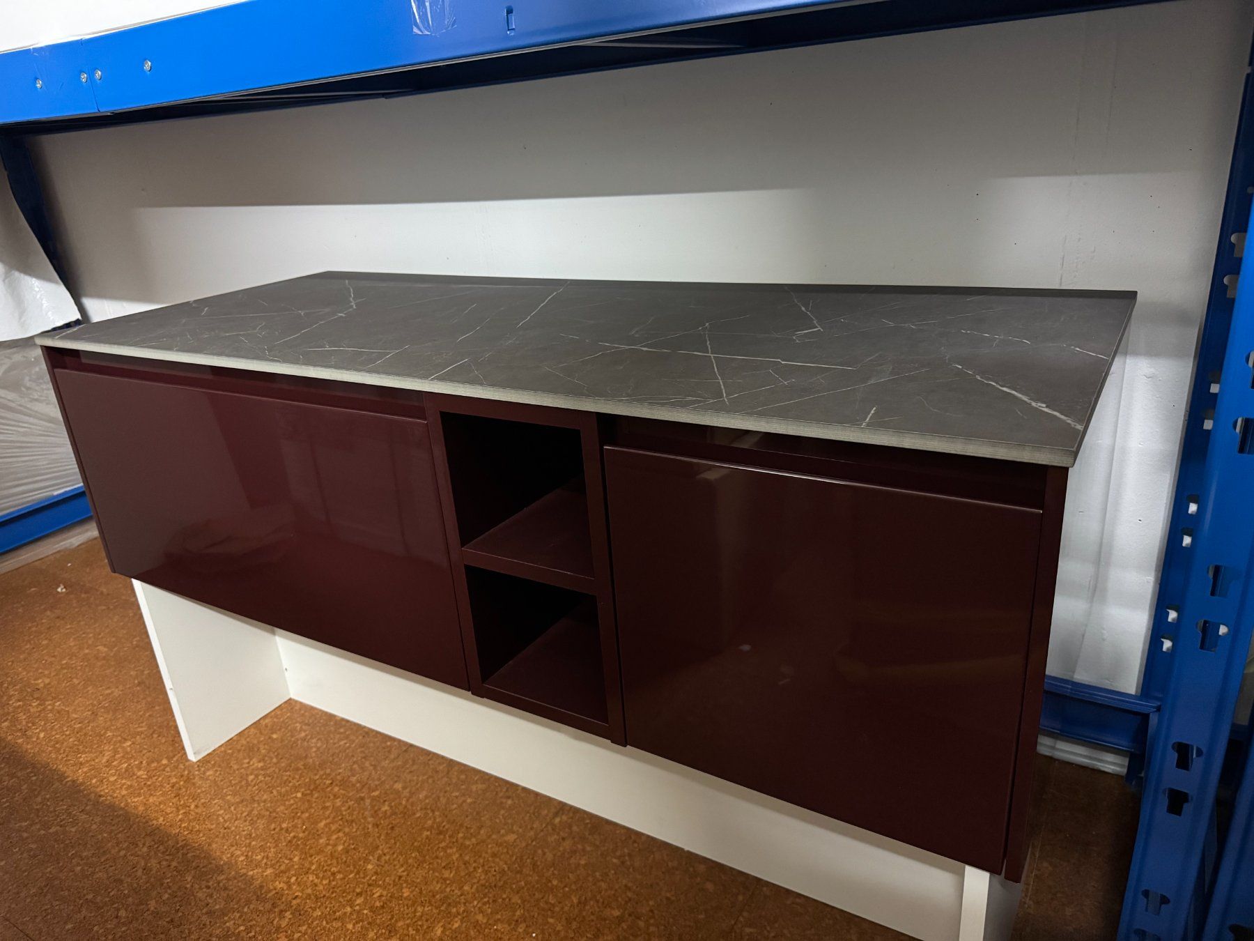 Badezimmermöbel: Badmöbel Rot Elegant Mit LED Spiegel Zwei Schubladen – Neu und originalverpackt aus Berikon von al7_7jyx 1