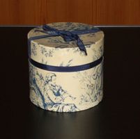 Leere Kartondose  beige - blau Ø 12.5cm, H 11cm