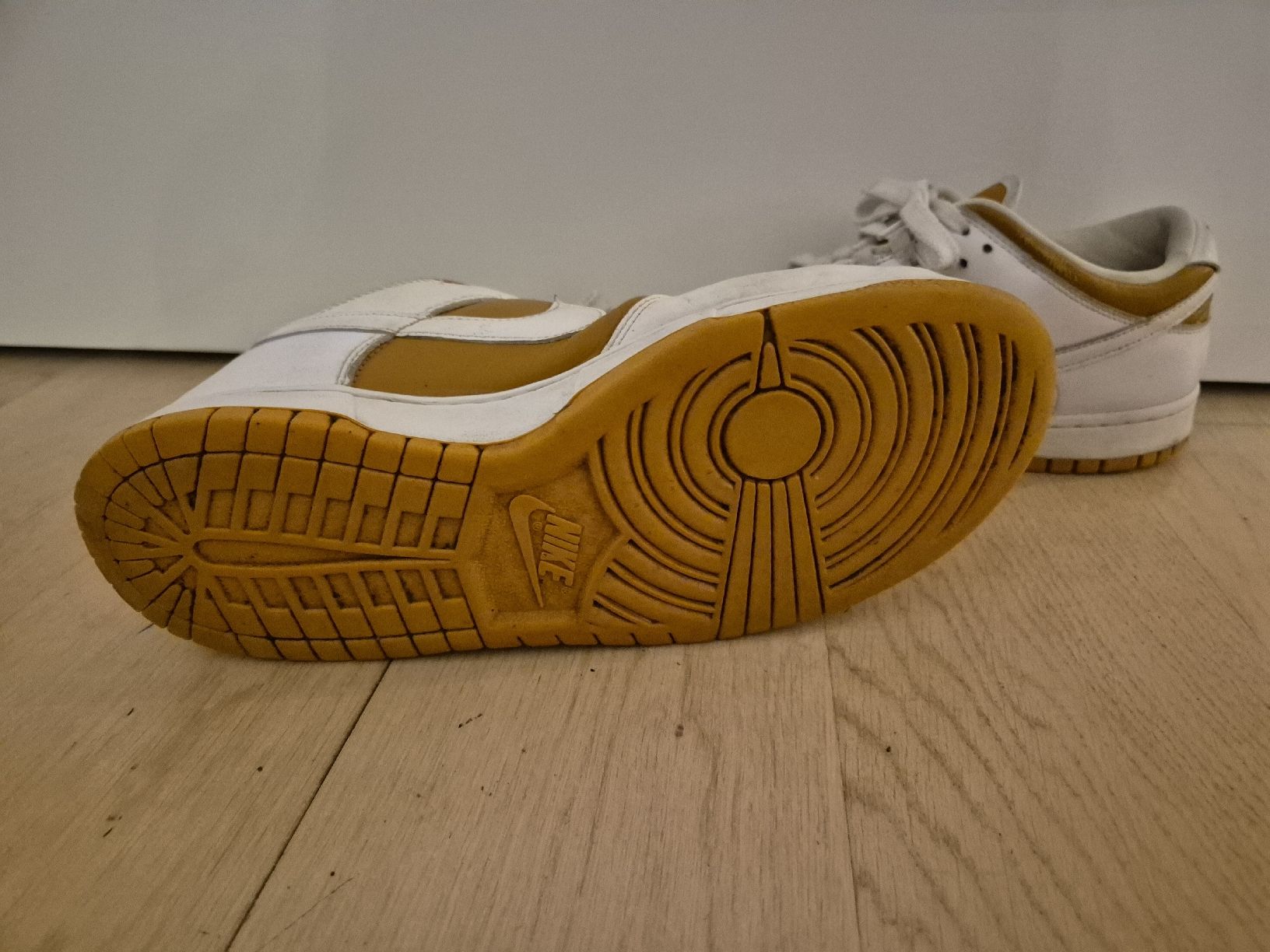 Nike Herrenschuhe: Nike Dunk low beige/weiss Gr. 44 – Gebraucht aus Aeugst am Albis von miizli 1