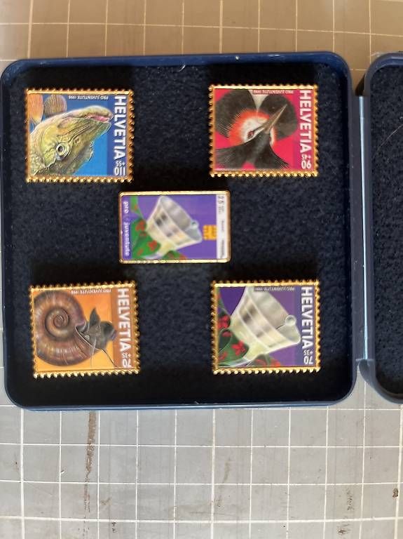 Placchette & Badge: Pro Juventute Briefmarken Pin – Usato da Bättwil venduto da hummn