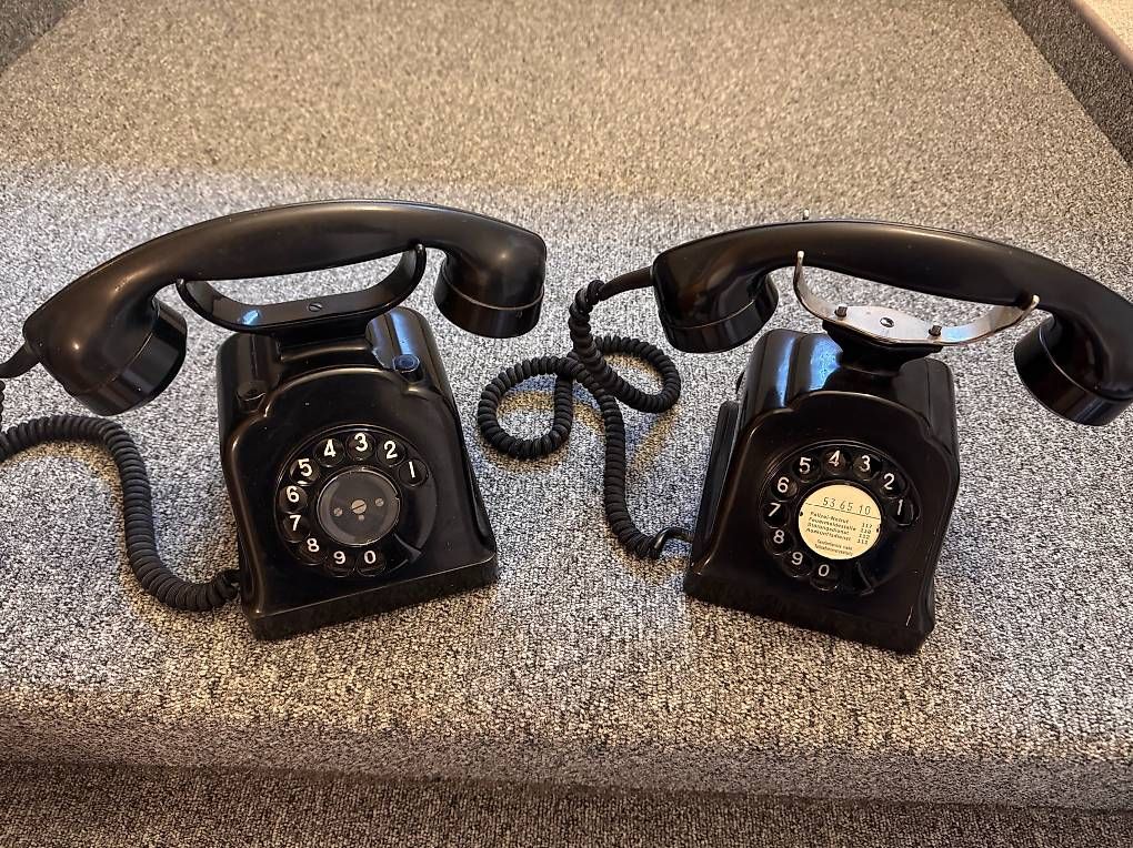 Swisscom Telefoni: Zwei Tischtelefone mit Wählscheibe und Glocken – Usato da Einsiedeln venduto da zuechi62
