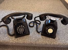 Zwei Tischtelefone mit Wählscheibe und Glocken