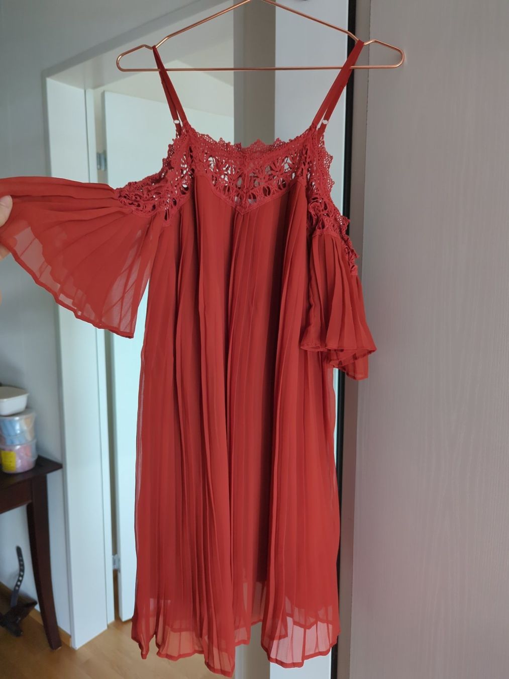 H&M Vestiti: Schickes Kleid/ halb schulterfrei mit Trägern – Usato da Zug venduto da vik_8fdf 1