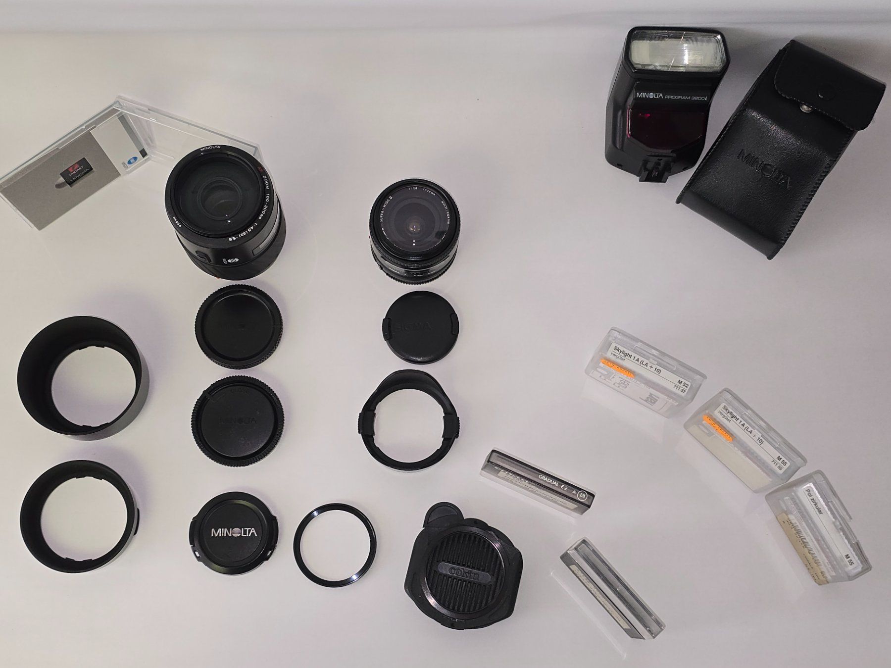 Minolta Obiettivi: Minolta/Sony A-Mount Set: 2 Objektive + Blitz – Usato da Dietlikon venduto da sop_qr7v
