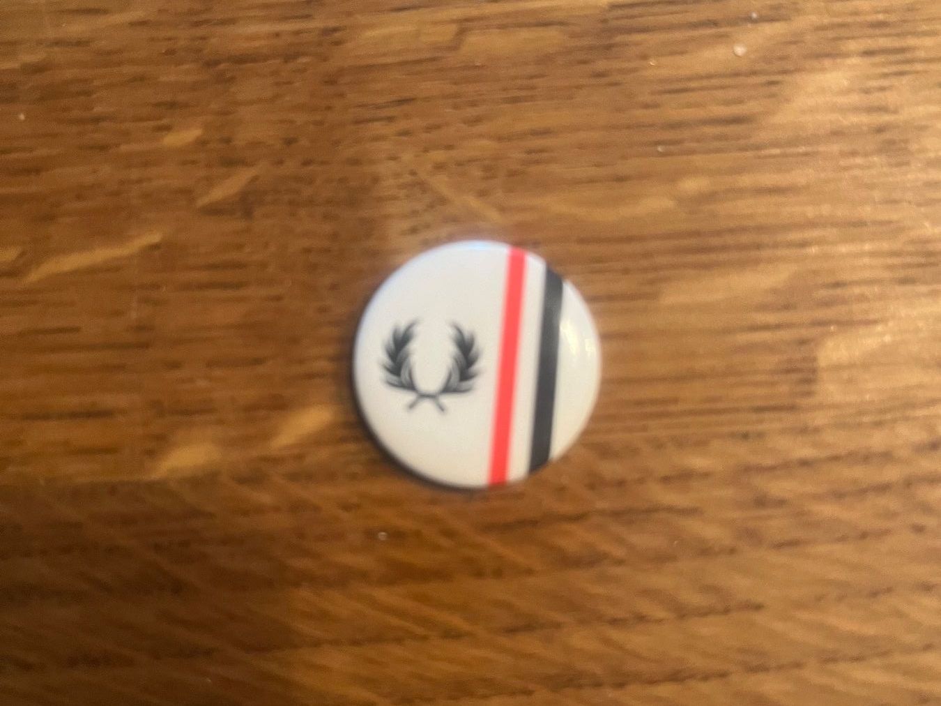 Plaketten & Abzeichen: *Fred Perry Button* – Gebraucht aus Seuzach von Black_sheep