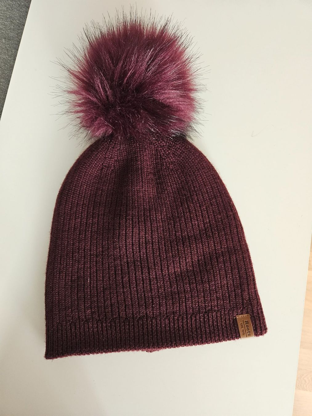 Copricapi, berretti & cappellini: Roots Canada Winter Bommel Mütze – Usato da Würenlingen venduto da Nancy_Y