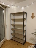 Modernes Bücher-Regal