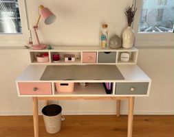 Kinderschreibtisch weiss rosa grau Holzfüsse wie neu!!!