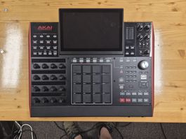 Akai Professional MPC X inkl. Decksaver & Tragetasche