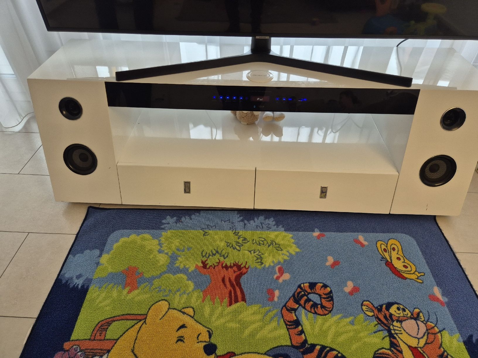 Mobili TV: TV-Möbel mit integriertem Soundsystem, weiss – Usato da Burgdorf venduto da Toma9 1