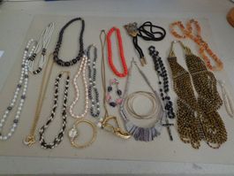 1 Posten Modeschmuck + 2 Modeuhren ab 1.-