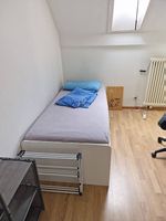 Bett mit Matratze und verstellbarer Lattenrost