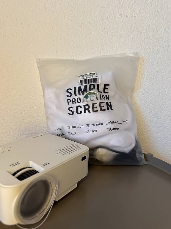 Vidéoprojecteurs: Beamer inkl. Leinwand – D'occasion à Zürich par max_z2l2 2