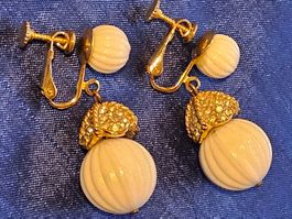 Vintage weisse Porzellan/Strass Ohrclips/Drehverschluss 50er