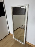 Grosser Wandspiegel mit weissem Holzrahmen