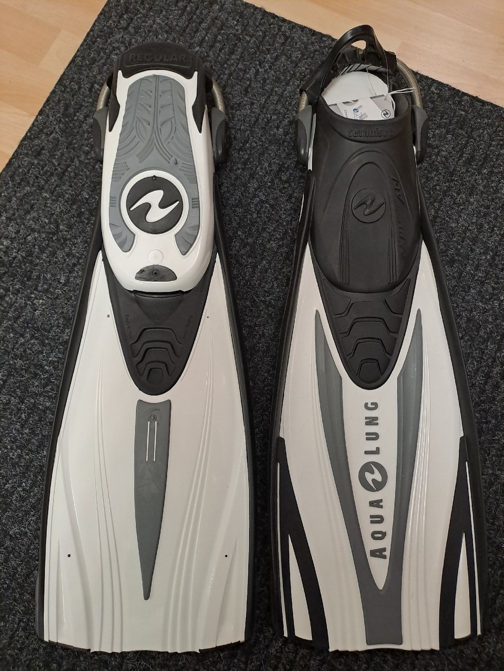 Flossen, Masken & Schnorchel: Aqua Lung Flossen Express ADJ Gr. Regular Weiss – Neu (gemäss Beschreibung) aus Domat/Ems von Rennok