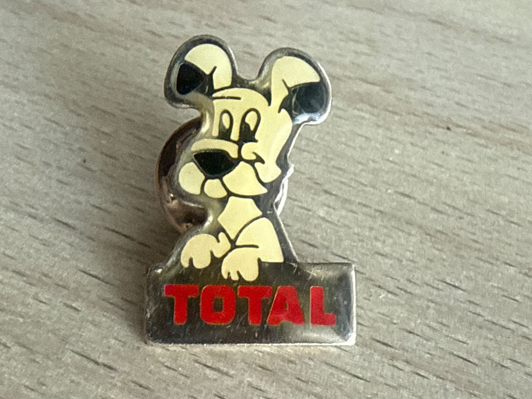 Plaquettes & Badges: Pin TOTAL – D'occasion à Glattbrugg par Schweigmatt