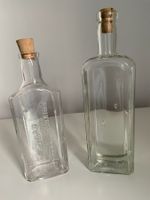 Zwei alte, schöne Glasflaschen, vintage