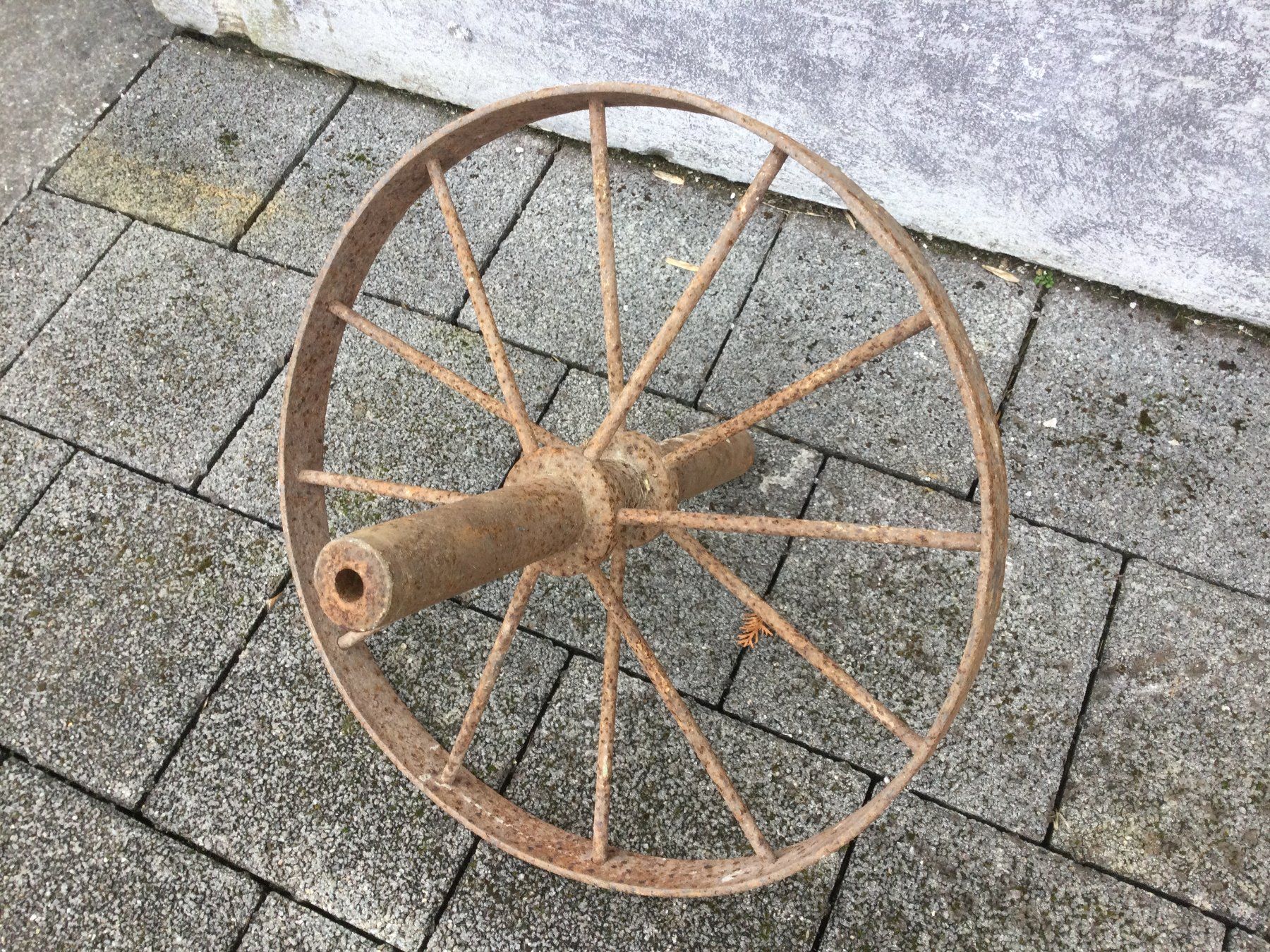 Werkzeuge: Rostiges Eisen Garetten Schubkarrenrad mit Speichen – Gebraucht aus Wangen SZ von kuriosum12 5
