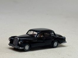 EB- Wiking Mercedes 300 schwarz mit Zughaken