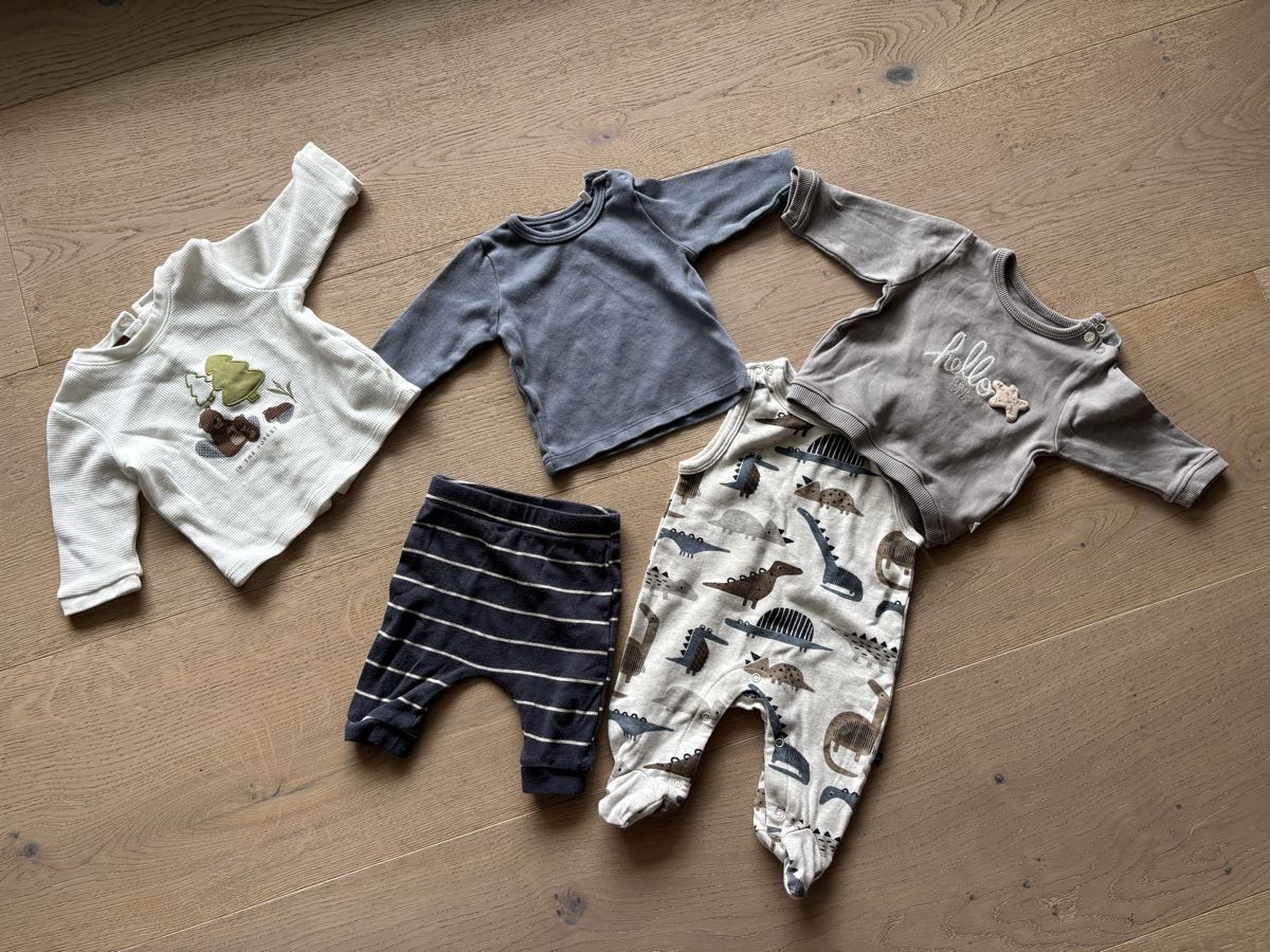 Lotti & Set di vestiti: GBaby Clothes Bundle - Dinosaurs & Stripes - Size 50/52cm – Usato da Männedorf venduto da aztamindenet