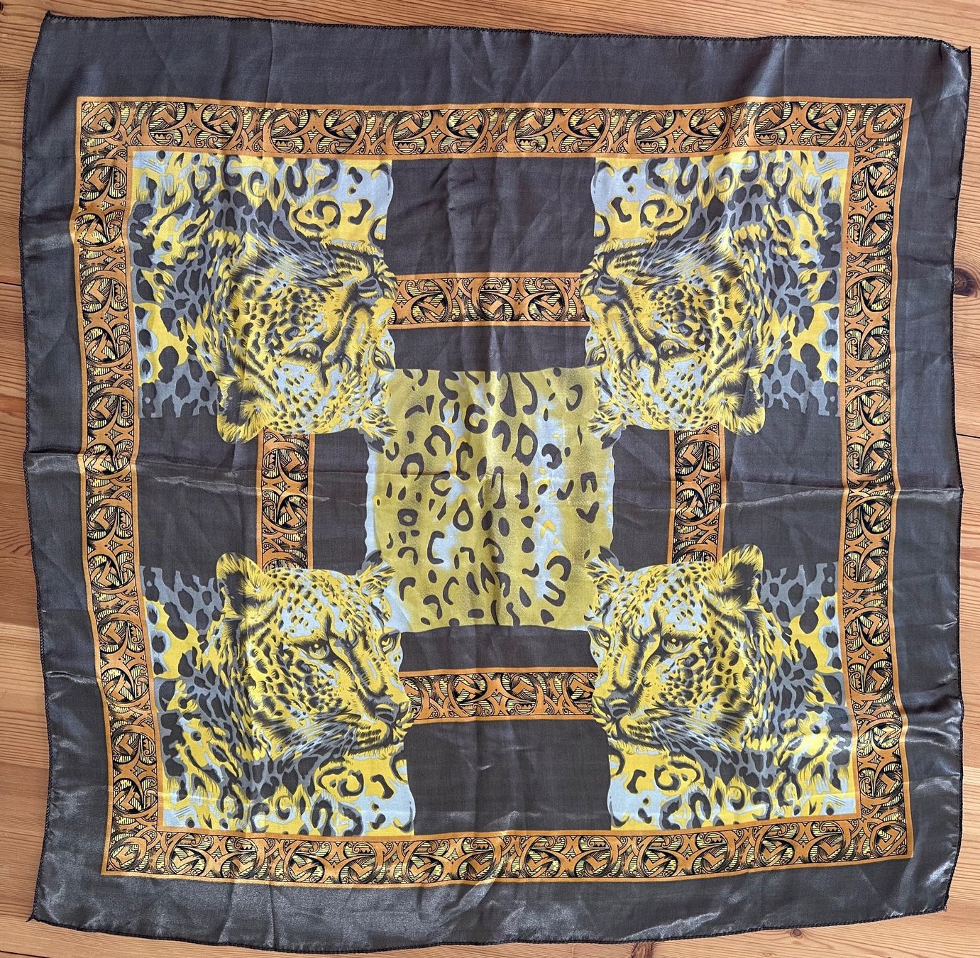 Foulard & Sciarpe: Tuch quadratisch 3v4 – Usato da Winterthur venduto da jud_xfw6