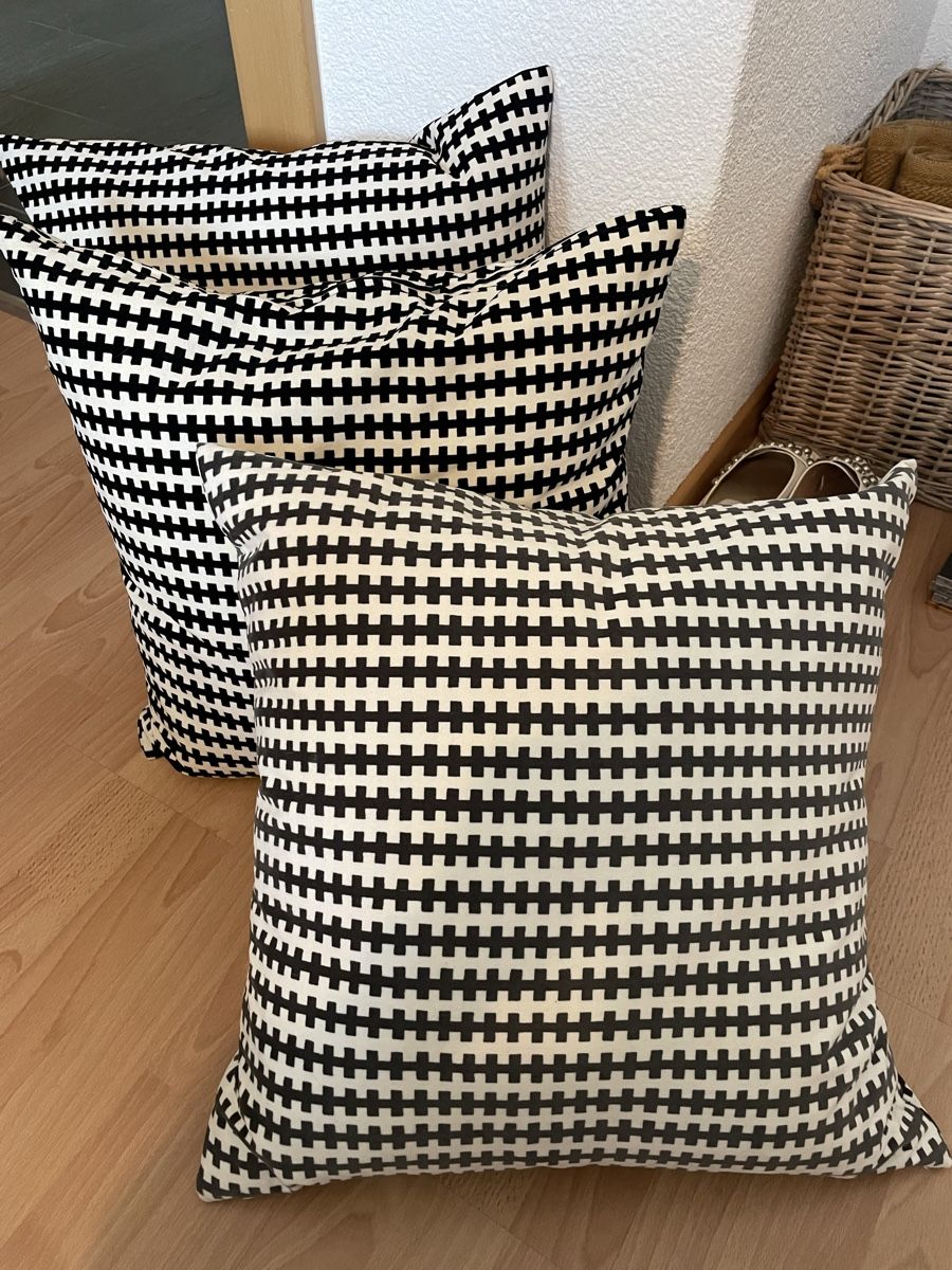 3 IKEA Kissenbezüge mit Kissen schwarz/weiss, 50x50 cm (Gebraucht) in Visp für CHF 25.9 – mit Lieferung auf Ricardo kaufen