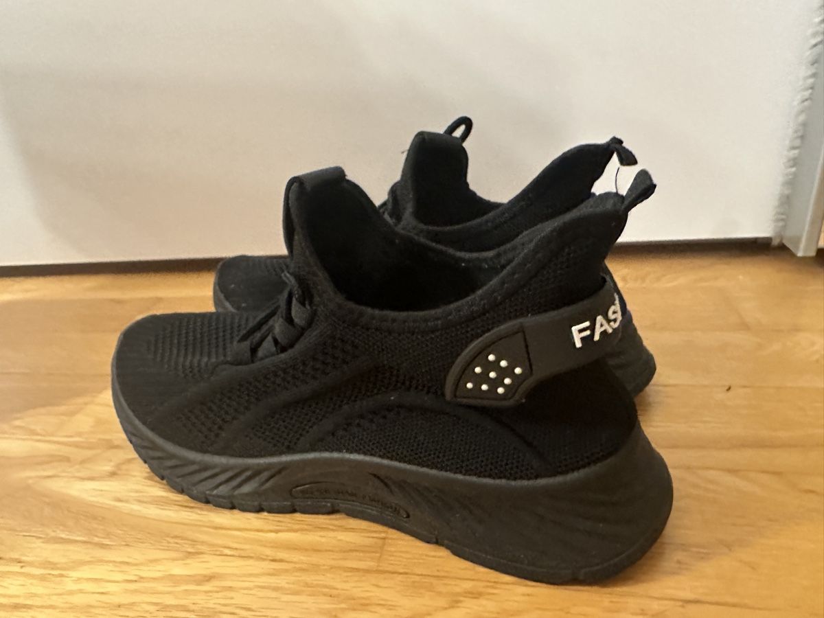 Damenschuhe: Schwarze Turnschuhe, sehr bequem! – Gebraucht aus Schaffhausen von ali.brandle 1