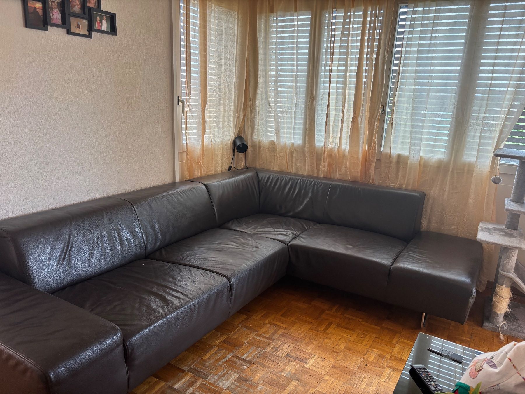 Sofas: Canapé d’angle noir – D'occasion à Lausanne par Anna-MariaR 1