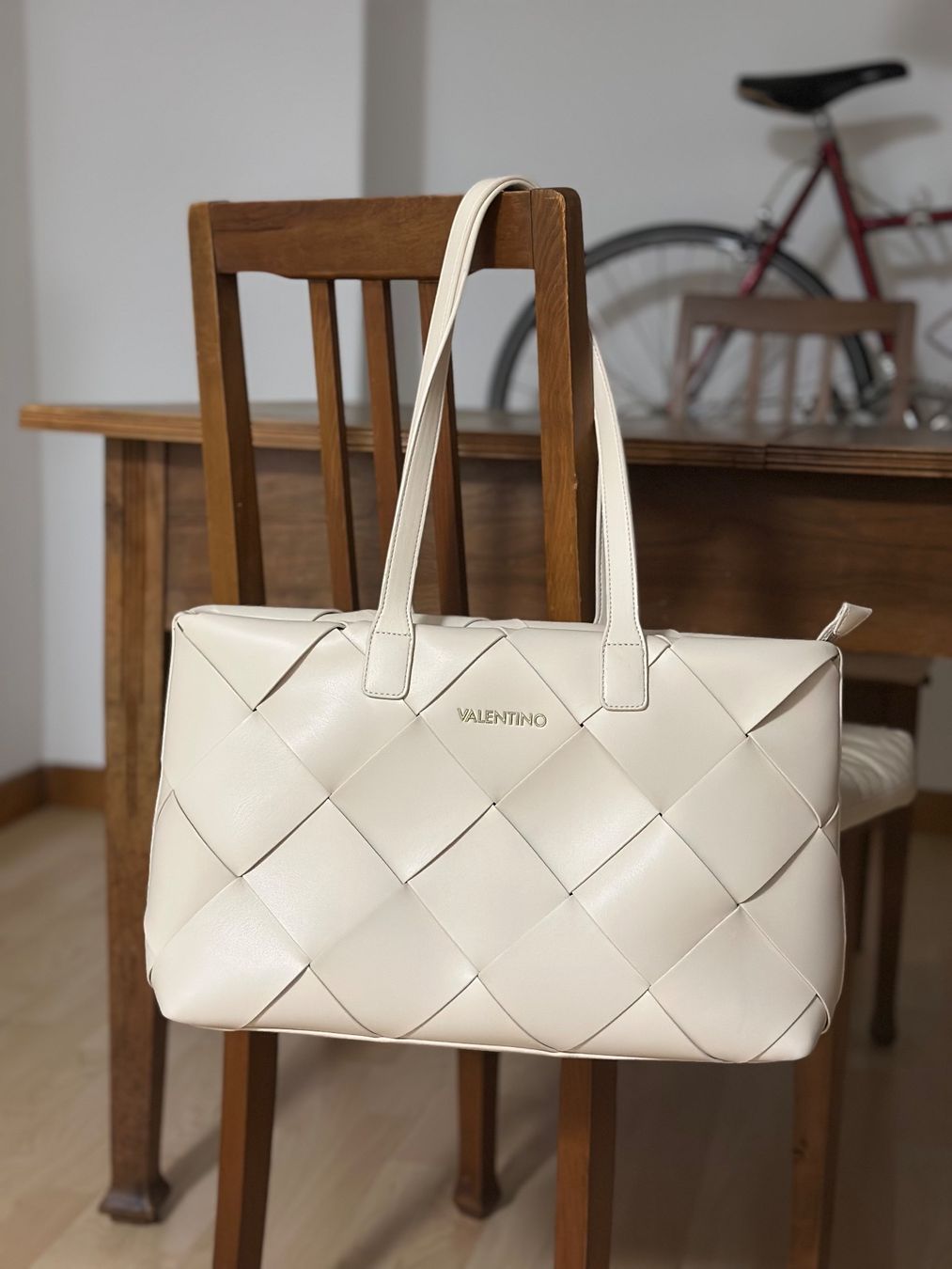 Valentino Sacs femmes: NEU: Original Valentino Handtasche, weiss/flecht – D'occasion à Solothurn par sabrina.m.solothurn