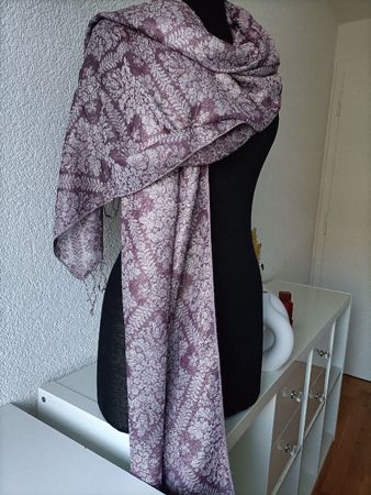 châle  mauve à motifs brillant - parfait pour un look. chic