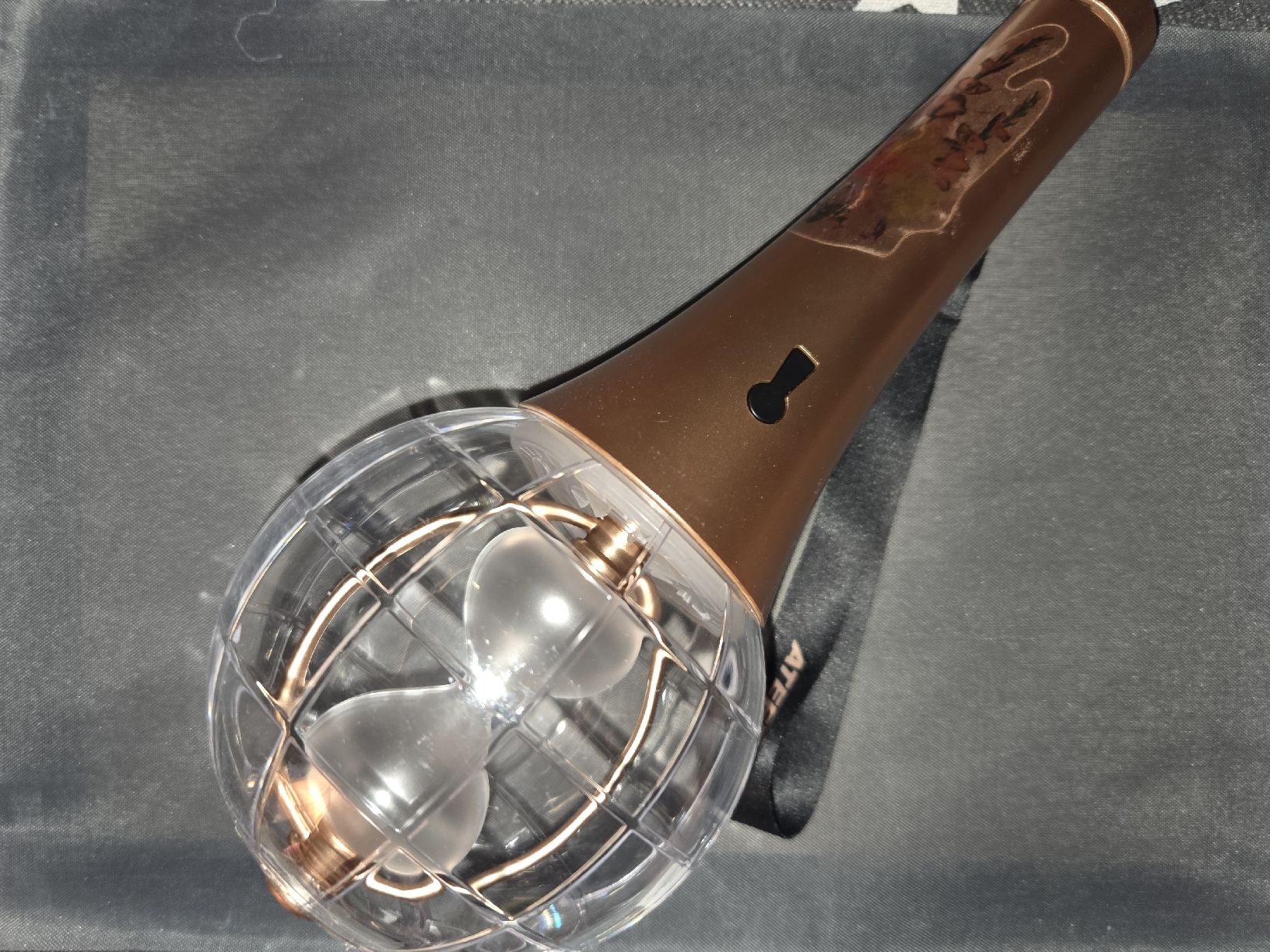 Giocattoli: ATEEZ Lightstick Official Version 2 gebrauchter Zustand – Usato da Adliswil venduto da Memeee