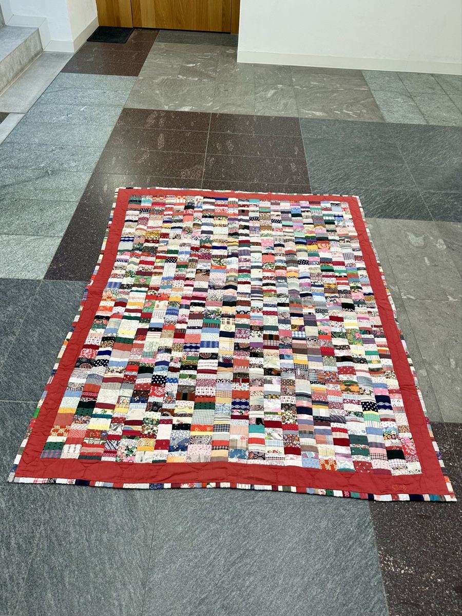 Decken: Patchwork Decke handgefertigt bunt mit rotem Rand – Gebraucht aus Zürich von eri_2ctx 1